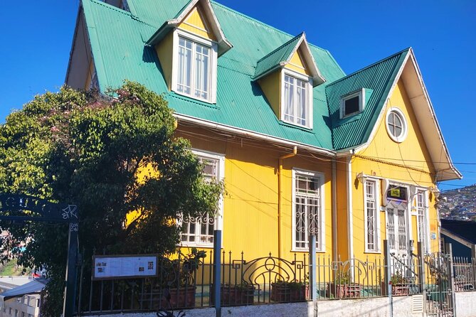 2 Hour Walking Tour in Valparaiso - Descending on Ascensor El Peral