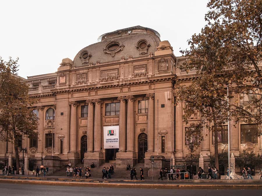 An Architect's Tour of Downtown Santiago - Universidad Católica de Chile and the role of institutions