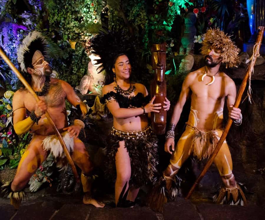 Dinner Show in Bali Hai with Wine refill and transportation - Five moai and a Polynesian-style welcome