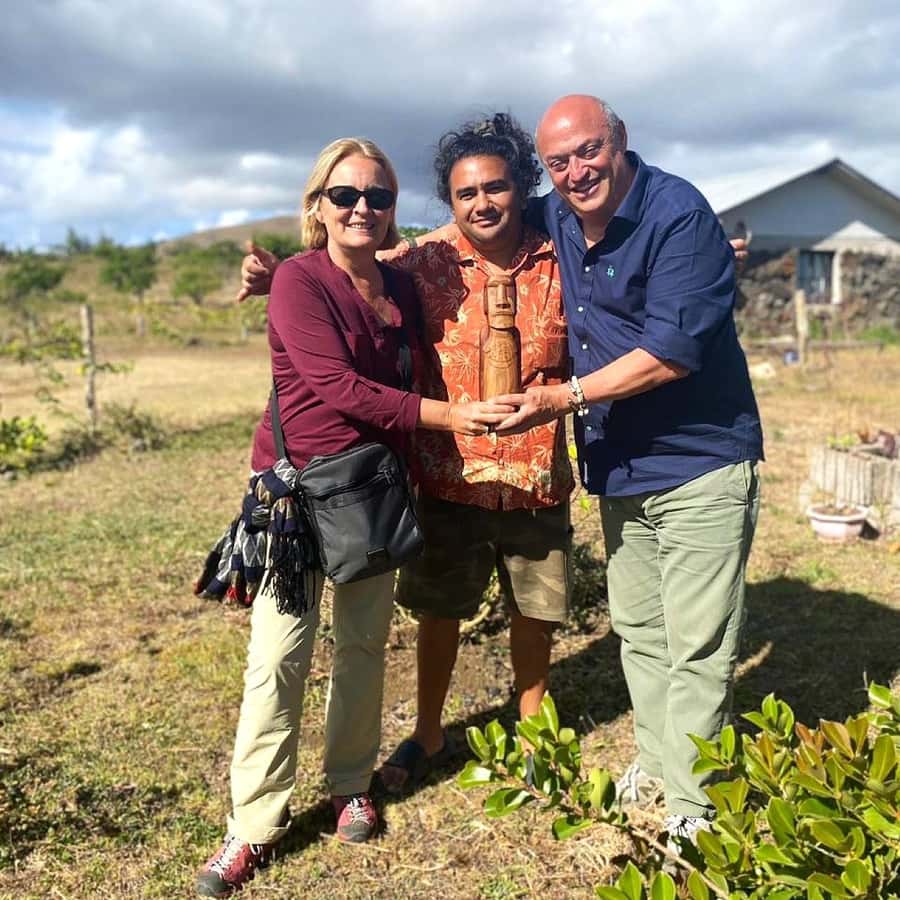 Easter Island: Demo of How to Carve a Moai statue - The opening lesson: tools, wood, and Rapa Nui tradition