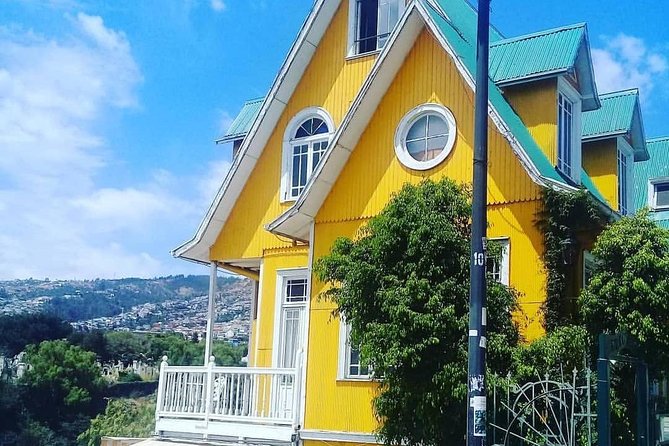 Famous Valparaíso! Premium Walking Tour with a Native Guide - Ascensor Reina Victoria, a short ride with a steep climb
