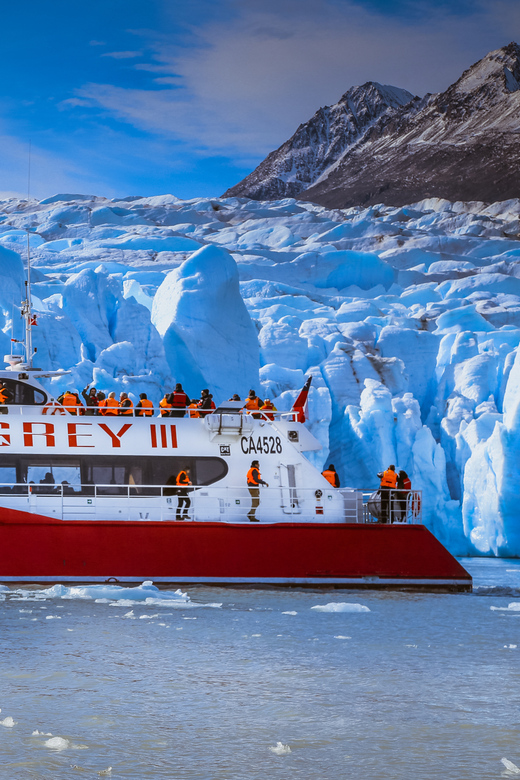 From Puerto Natales: Grey Glacier Tour - First sailing or second sailing?