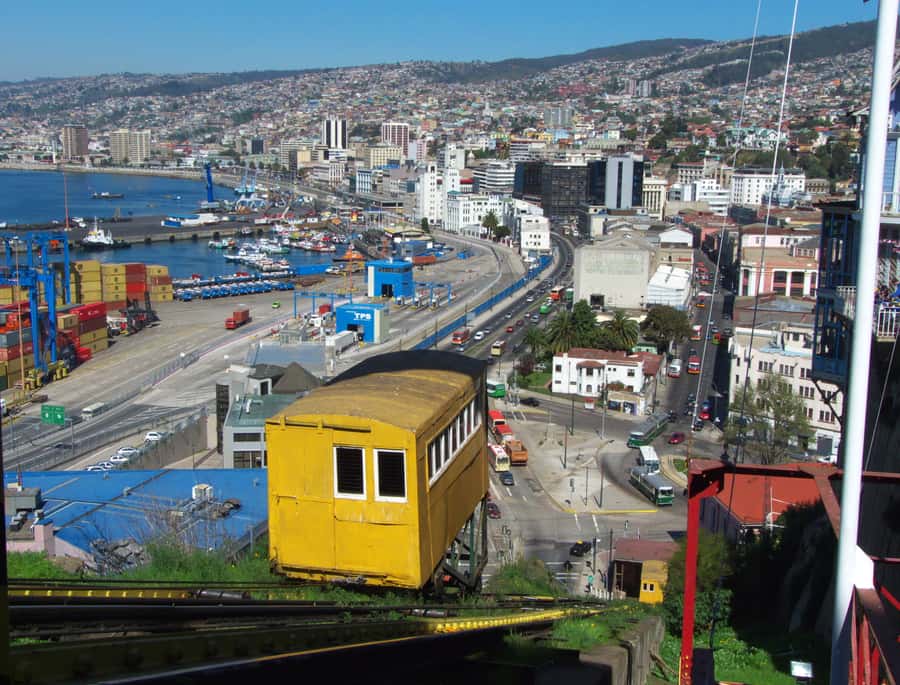 From Santiago: Valparaiso and Viña del Mar Day Tour - Walking through Valparaiso’s steep hills