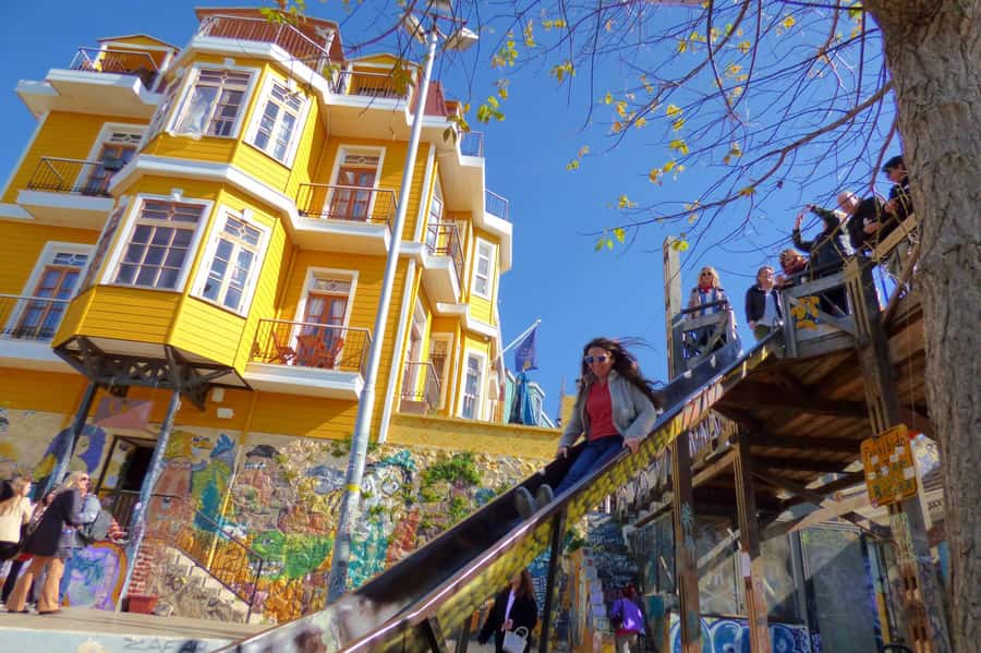 Full Colors: Valparaíso and Viña del Mar - Lunch by the sea and time at Playa Acapulco