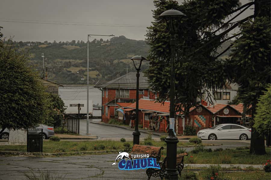 Inner Coast of Chiloé: Road and Sea. - Leaving Castro for Dalcahue