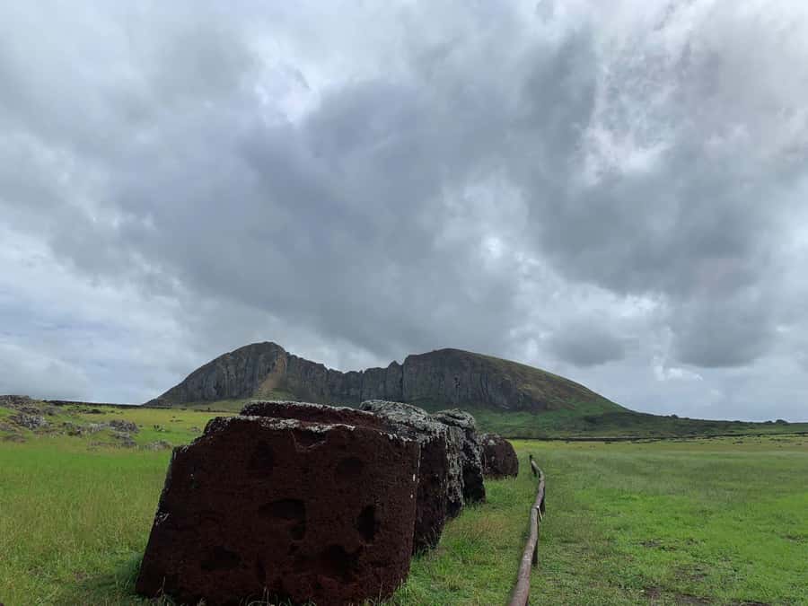 Private tour: where the history of the Moai was born - Akahanga shows the island before the postcard view