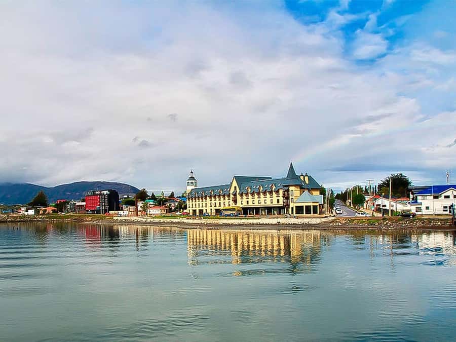 Puerto Natales: Full-Day Torres del Paine Tour - Laguna Amarga and the Torres del Paine towers