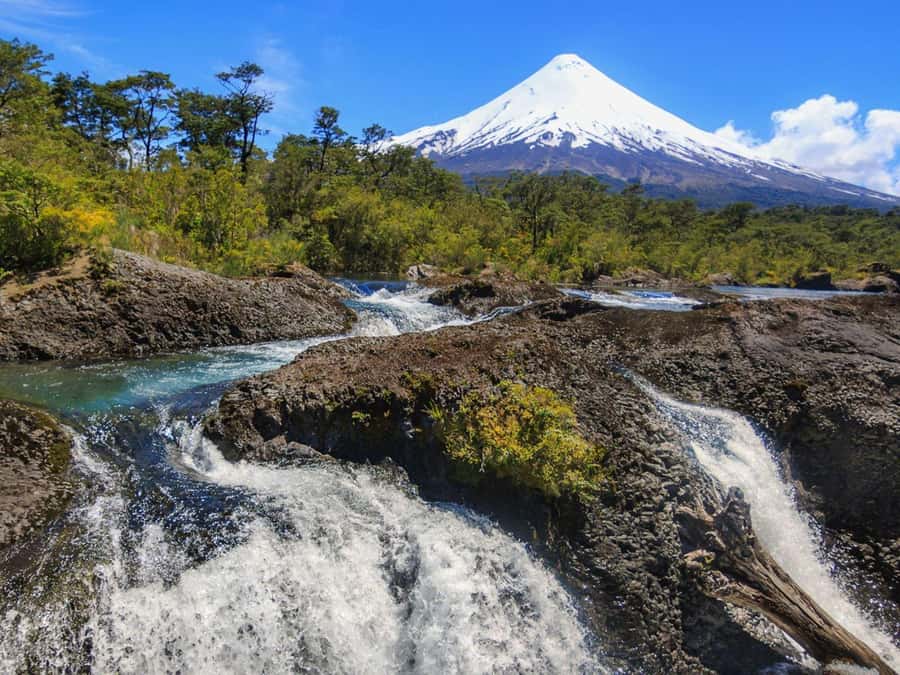 Puerto Varas: Osorno Volcano Day Trip by Air-conditioned Van - Reaching the Osorno Volcano Ski and Mountain Center
