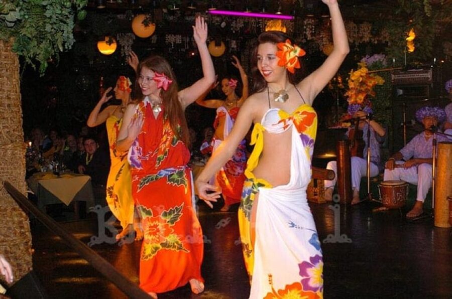 San Cristobal Hill Night Tour with Dinner Show - Guide quality and language matter here