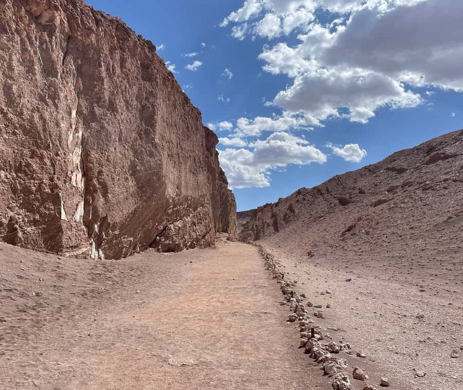San Pedro de Atacama Tour Guiado Valle de la Luna & Cocktail - Tres Marías and the natural amphitheater