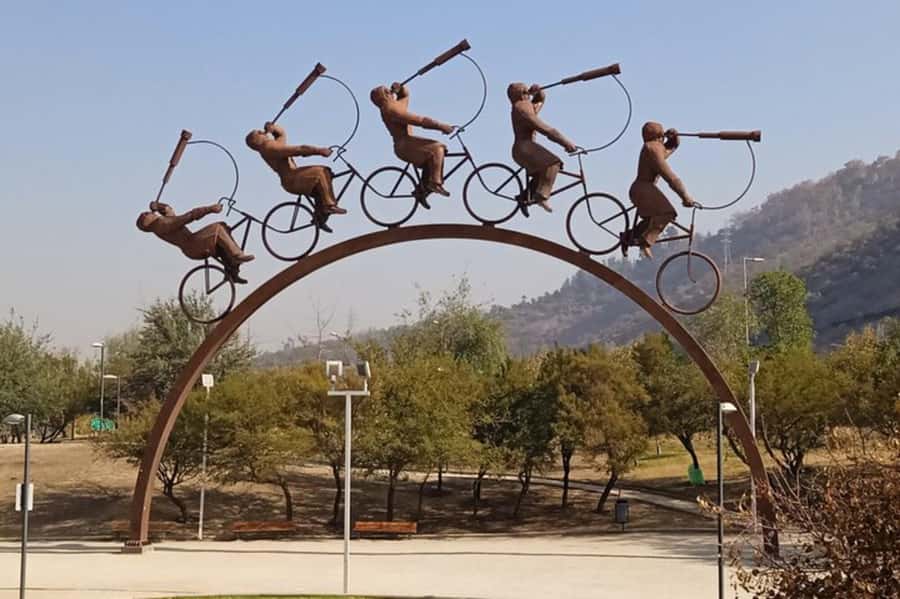 Santiago de Chile: Half-Day City Tour with Local Cuisine - What the private transportation adds