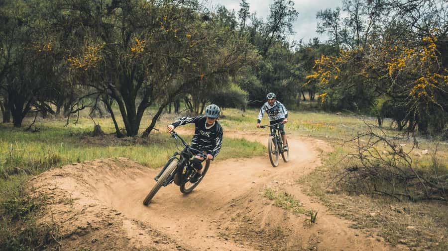 Santiago: E- Mountain Bike Rental to ride in a bike park - Key points before you book
