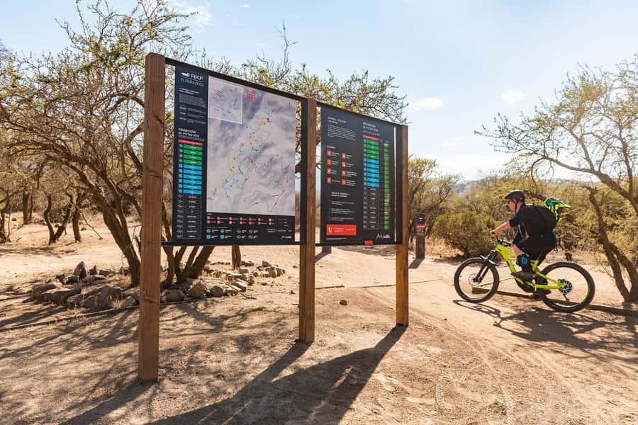 Santiago: E- Mountain Bike Rental to ride in a bike park - Choosing your descent at El Durazno