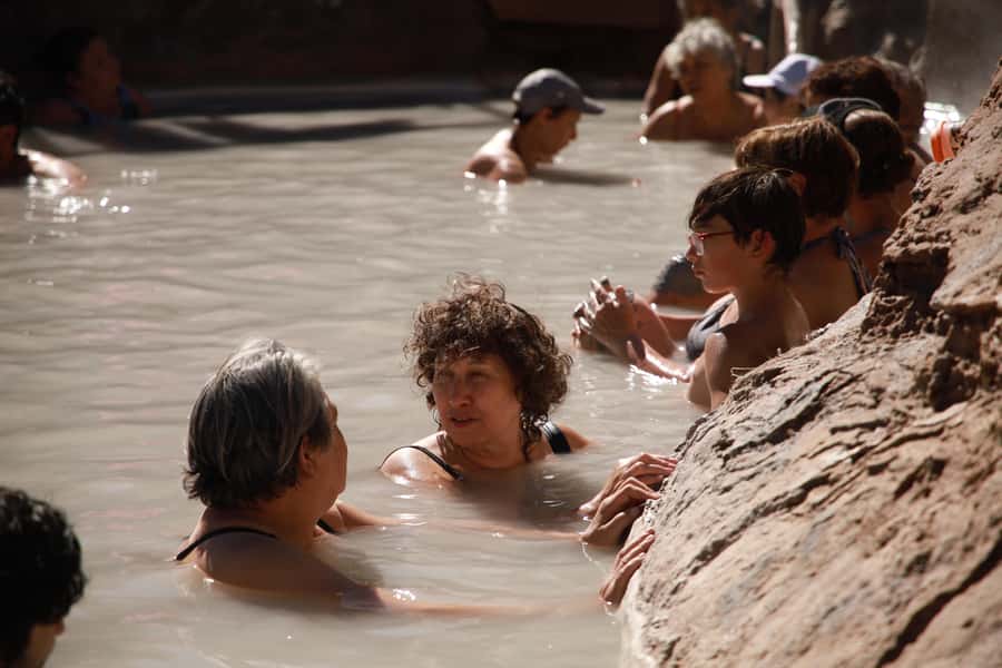Santiago: Full day Embalse del Yeso, Casa de Chocolate, picnic & Hot Springs - Lunch in a local restaurant