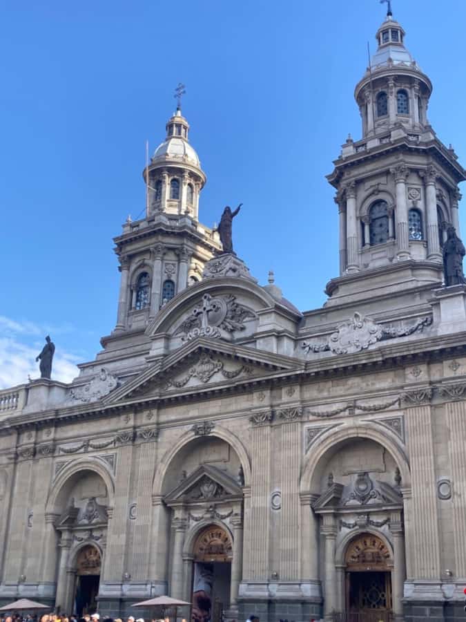Santiago: Guided City Tour through the historic center of Santiago - Bolsa de Comercio brings Santiago’s business district into view