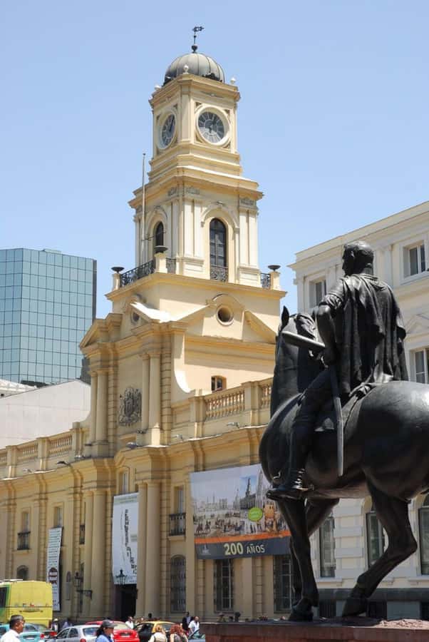 Santiago: Guided City Tour through the historic center of Santiago - Plaza de Armas is the walk’s central pause