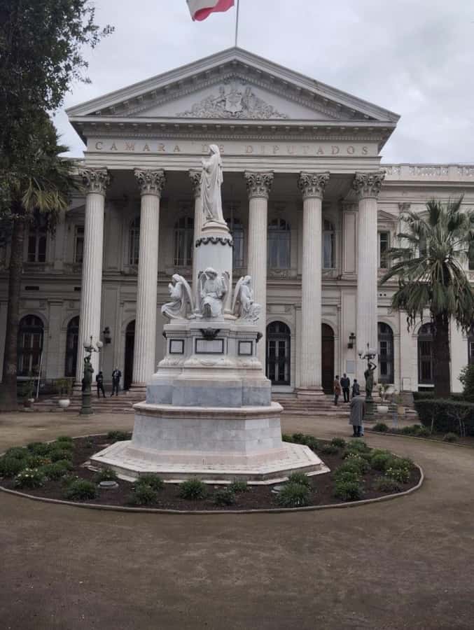 Santiago: Guided City Tour through the historic center of Santiago - Calle Nueva York adds a small European touch