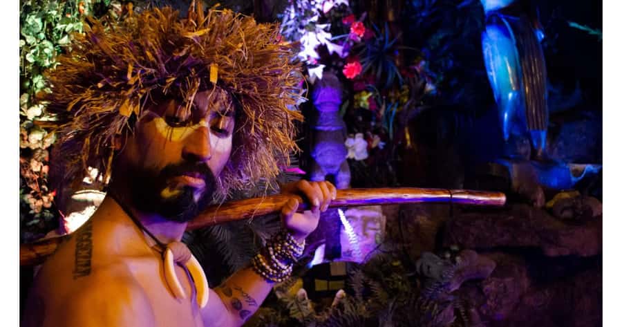 Santiago: Private Dinner & Chilean Folk Show with Transfers - Arriving at Bali Hai for dinner and folklore