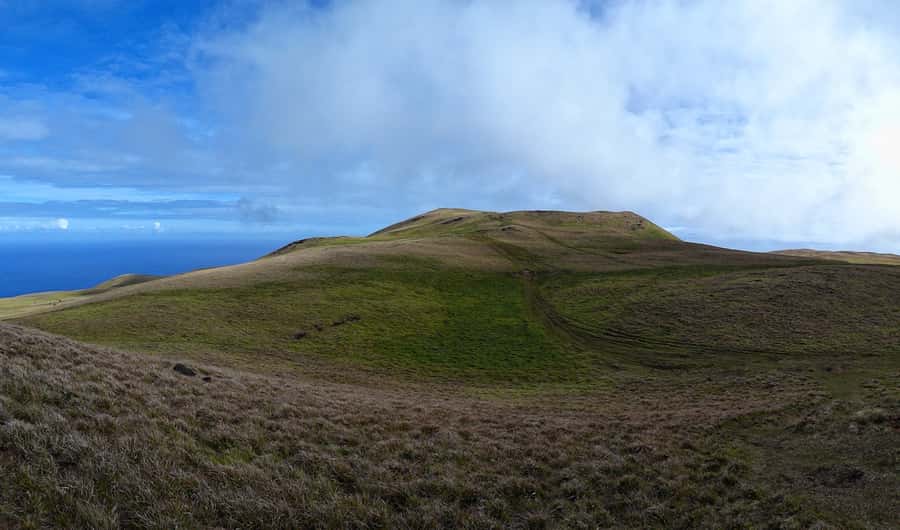 Terevaka Horse Excursion: The highest point and 360° view. - The summit and its 360-degree view
