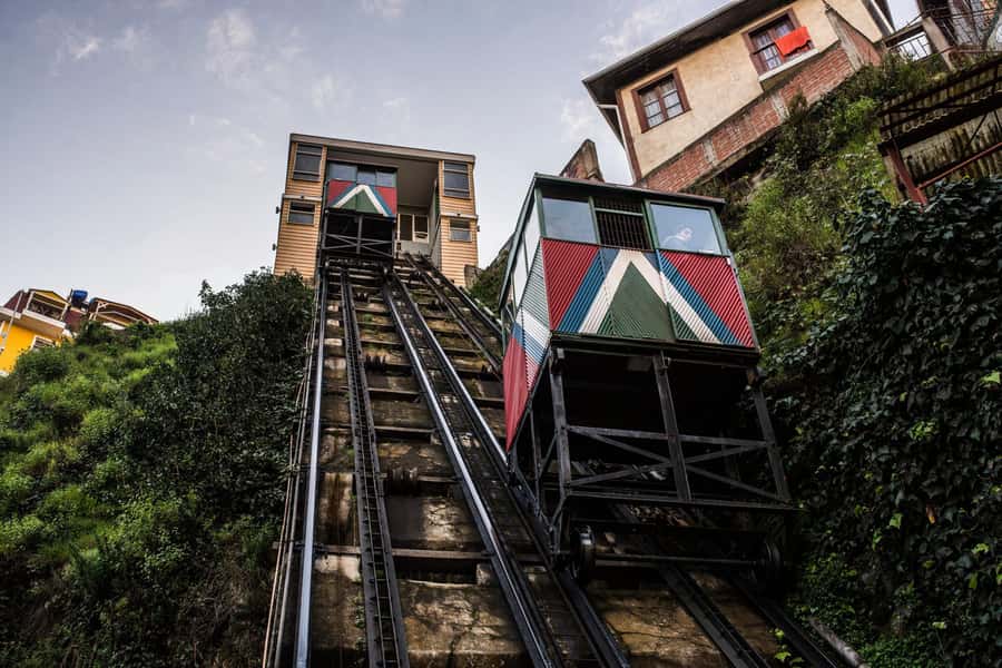 Valparaiso: Guided Walking Tour with Ascensor Rides - Why Valparaiso works best on foot