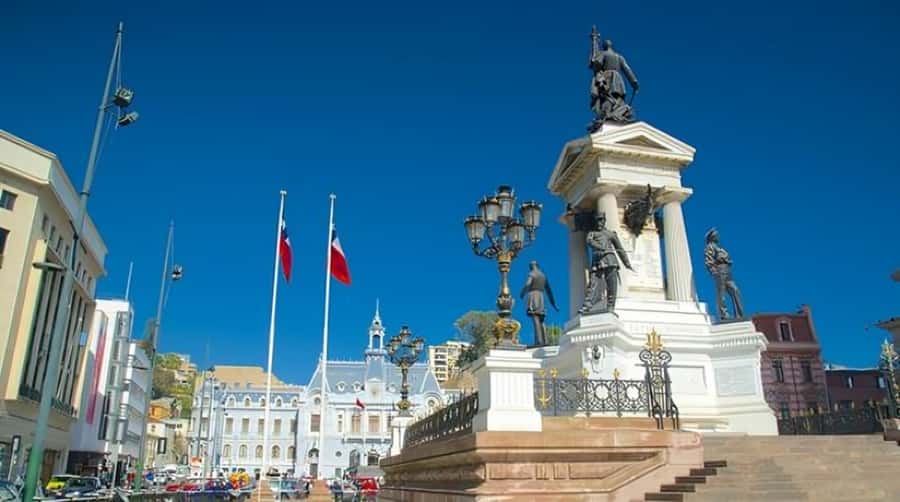 Valparaiso : Must-See Sites Walking Tour With A Guide - Taking Ascensor El Peral toward Cerro Alegre